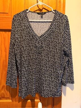 41 Hawthorn Navy and White Zigzag Long Sleeve V‑Neck Top